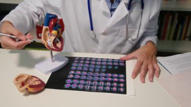 Masada oturan kardiyologlara yakından bakın ve hastalığın hastanede olduğunu açıklayın.