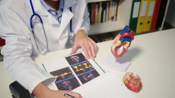 Zbliżenie Widok Kardiologa Pokazując Model Serca Pacjenta Wyjaśnić Chorobę Szpitalu — Wideo stockowe