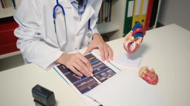 Vista Vicino Del Cardiologo Che Mostra Modello Cardiaco Paziente Spiega — Video Stock
