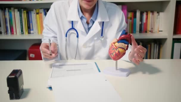 Detailní Pohled Kardiologa Sedícího Stolu Vysvětlujícího Nemoc Nemocnici — Stock video
