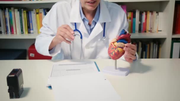 Vista Cerca Del Cardiólogo Sentado Mesa Explicar Enfermedad Hospital — Vídeo de stock
