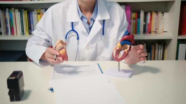 Vista Perto Cardiologista Sentado Mesa Explicar Doença Hospital — Vídeo de Stock