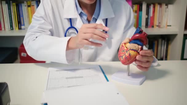 Detailní Pohled Kardiologa Sedícího Stolu Vysvětlujícího Nemoc Nemocnici — Stock video