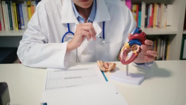 Close Visning Kardiolog Sidder Ved Bordet Forklare Sygdommen Hospitalet – Stock-video