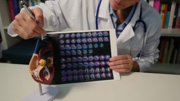 Nahaufnahme Des Kardiologen Der Tisch Sitzt Und Die Krankheit Krankenhaus — Stockvideo