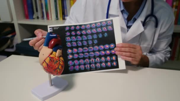 Zamknij Widok Kardiologa Siedzącego Przy Stole Wyjaśnić Chorobę Szpitalu — Wideo stockowe