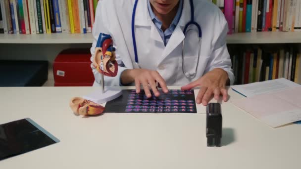 Vue Rapprochée Cardiologue Assis Table Expliquer Maladie Hôpital — Video