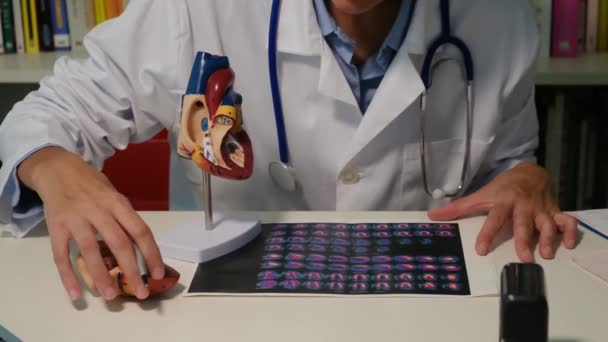 Στενή Άποψη Του Καρδιολόγου Κάθεται Στο Τραπέζι Και Εξηγήσει Την — Αρχείο Βίντεο