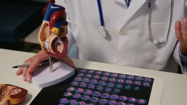 Zamknij Widok Kardiologa Siedzącego Przy Stole Wyjaśnić Chorobę Szpitalu — Wideo stockowe