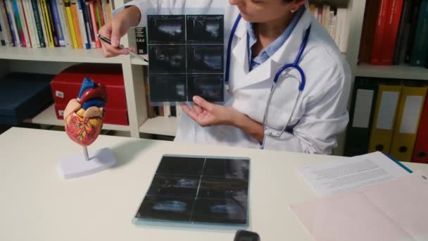 Vista Cerca Del Cardiólogo Mostrando Rayos Sentados Mesa Hospital — Vídeos de Stock