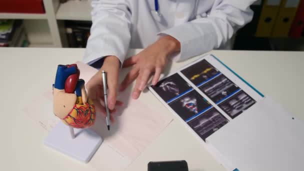 Visão Perto Cardiologista Que Trabalha Hospital — Vídeo de Stock