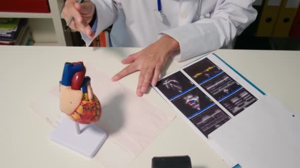 Vue Rapprochée Cardiologue Musulman Assis Table Hôpital — Video