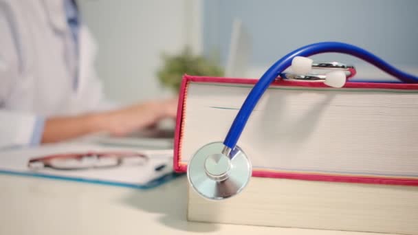 Detailní Pohled Stetoskop Knihami Stole Ženské Lékaře Pracující Notebookem Pozadí — Stock video