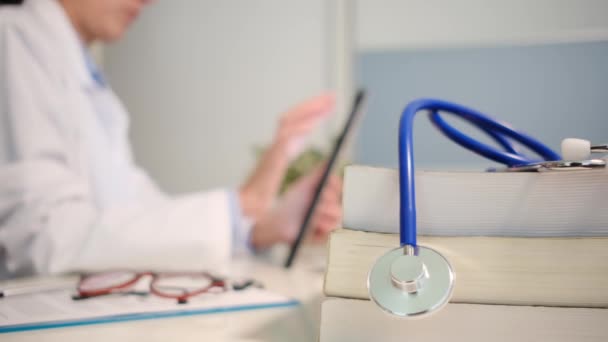 Vue Rapprochée Stéthoscope Avec Livres Sur Table Médecin Utilisant Une — Video