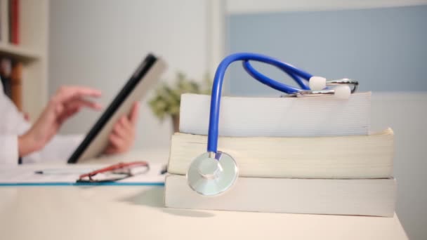 Zamknij Widok Stetoskopu Książkami Stole Lekarz Pomocą Tabletu Tle Szpitalu — Wideo stockowe