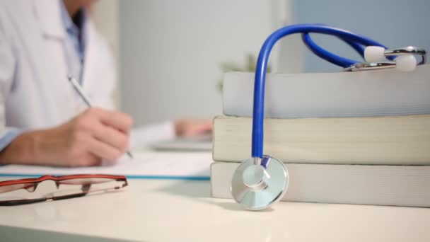 Steteskop Manzarasını Kapatın Masada Kitaplar Hastanede Arka Plan Üzerinde Çalışan — Stok video