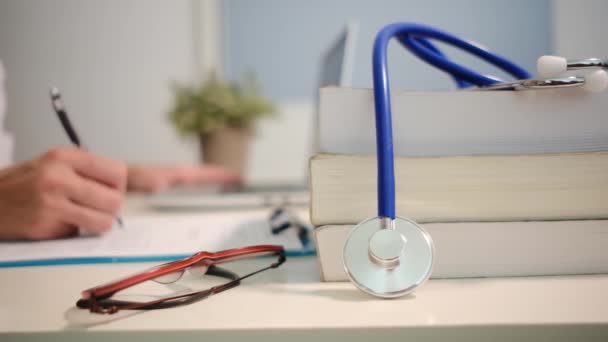 Masadaki Kitaplarla Steteskopu Kapat Kadın Doktor Hastanede Dizüstü Bilgisayarla Çalışıyor — Stok video