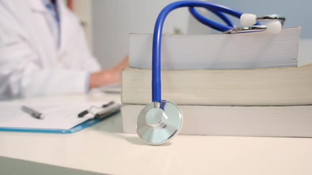 Zbliżenie Widok Stetoskop Książek Stole Lekarz Kobieta Pracująca Laptopem Tle — Wideo stockowe