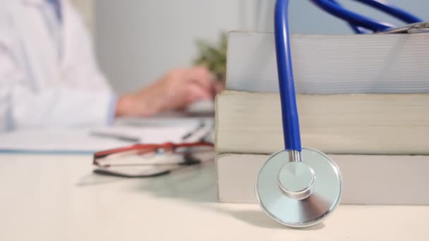 Närbild Stetoskop Med Böcker Bordet Och Kvinnlig Läkare Som Arbetar — Stockvideo