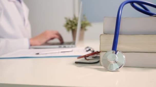 Zbliżenie Widok Stetoskop Książek Stole Lekarz Kobieta Pracująca Laptopem Tle — Wideo stockowe