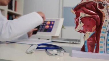 Hastanedeki masada oturan otorhinolarygolojistin yakın görüntüsü