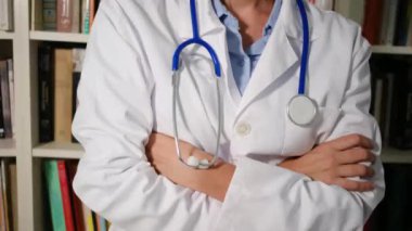 Kadın doktor hastanede beyaz önlük giyer.