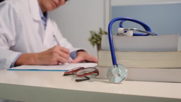 Vue Rapprochée Stéthoscope Avec Des Livres Sur Table Médecin Féminin — Video