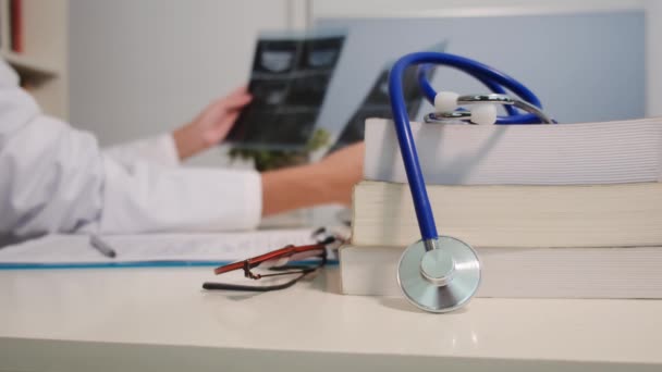 Zbliżenie Widok Stetoskop Książek Stole Lekarz Kobiet Pracujących Tle Szpitalu — Wideo stockowe