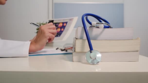 Közelkép Sztetoszkóp Könyvek Asztali Női Orvos Dolgozik Laptop Háttér Kórházban — Stock videók