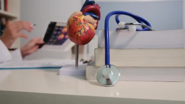 Detailní Pohled Kardiologa Sedícího Stolu Nemocnici — Stock video