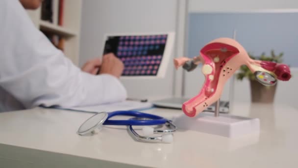 Detailní Pohled Gynekologa Sedícího Stolu Nemocnici — Stock video