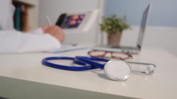 Zbliżenie Widok Stetoskop Stole Lekarz Kobiet Tle Szpitalu — Wideo stockowe