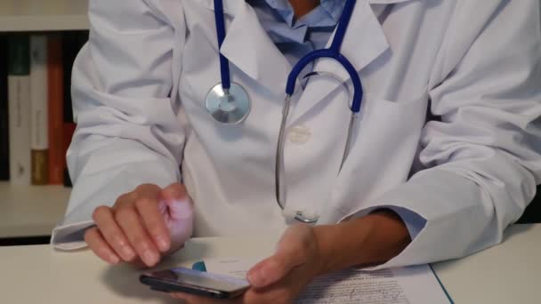 Médecin Utilisant Téléphone Intelligent Travail — Video