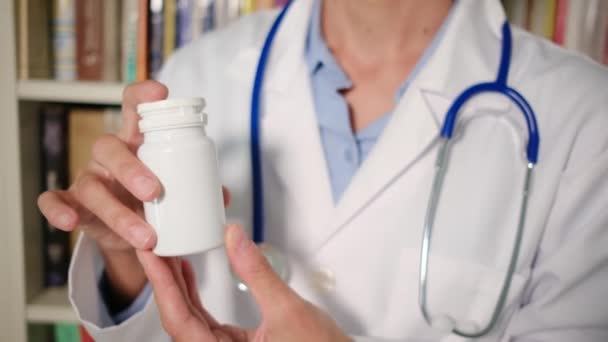 Primo Piano Medico Donna Indossa Cappotto Bianco Ospedale Possesso Pillole — Video Stock