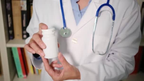 Close Médico Fêmea Usa Casaco Branco Hospital Segurando Pílulas — Vídeo de Stock