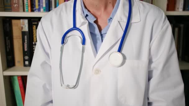 Ärztin Großaufnahme Trägt Weißen Kittel Krankenhaus — Stockvideo