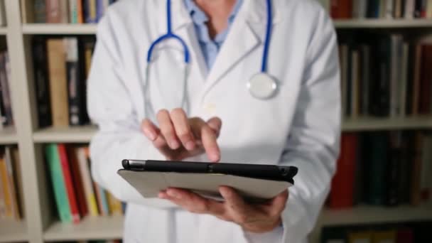 閉じた女性医師は 病院で白いコートを着てタブレットを使用しています — ストック動画