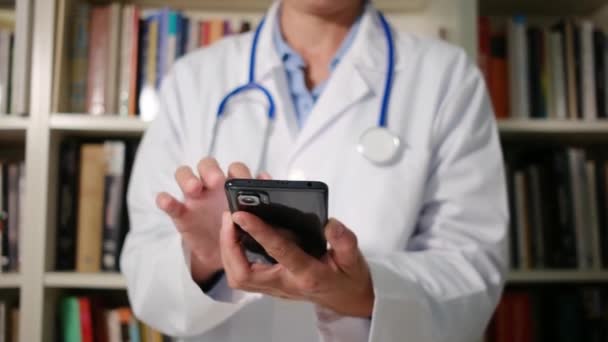 Gros Plan Femme Médecin Porte Manteau Blanc Hôpital Utilisant Smartphone — Video