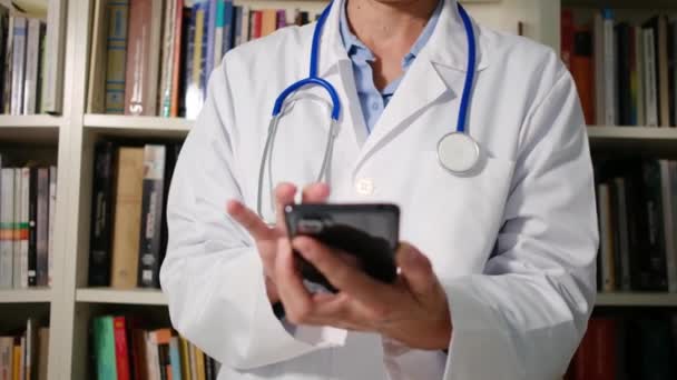 Detailní Záběr Žena Lékař Nosí Bílý Kabát Nemocnici Pomocí Smartphonu — Stock video