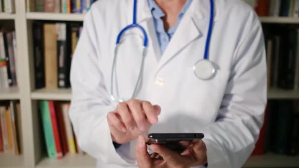 Primer Plano Médico Femenino Lleva Abrigo Blanco Hospital Uso Teléfono — Vídeo de stock
