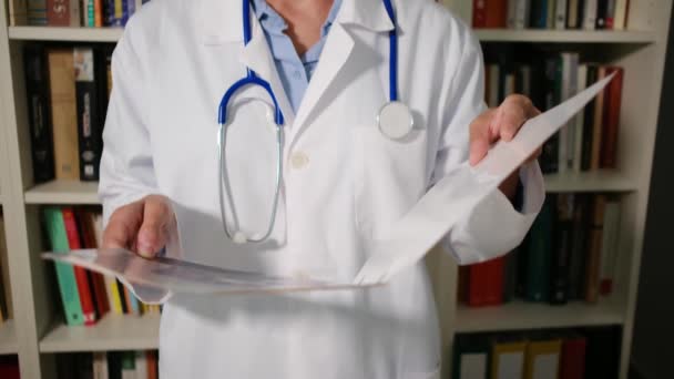 閉じた女性医師は 病院で白いコートを着用し 文書の書類 処方箋を持つフォルダを保持しています — ストック動画