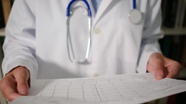 Detailní Záběr Žena Lékař Nosí Bílý Kabát Stojí Nemocnici Drží — Stock video