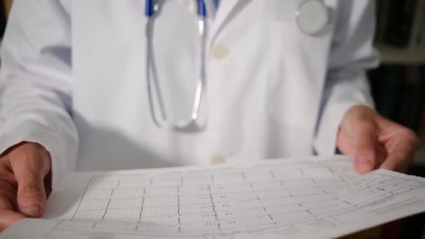 Primer Plano Médico Femenino Lleva Puestos Bata Blanca Hospital Sostiene — Vídeos de Stock