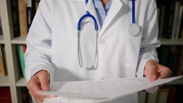 Κοντινό Πλάνο Γυναίκα Γιατρός Φοράει Λευκό Παλτό Στέκεται Στο Νοσοκομείο — Αρχείο Βίντεο