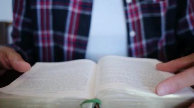 Bir kadının dindar İncil 'i ve duası Tanrı' ya ve İsa 'ya olan inancı, umudu, İncil' i, kurtuluşu ve barışı somutlaştırır..