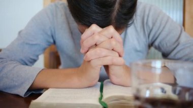 Uyuşturucu ve alkolden arınma ve kurtuluş arayan bir kadın İncil 'e hararetle dua ediyor. İyileşme ve iyileşme yolunda inanç güdümlü yolculuğu....