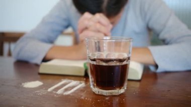 Uyuşturucu ve alkolden arınma ve kurtuluş arayan bir kadın İncil 'e hararetle dua ediyor. İyileşme ve iyileşme yolunda inanç güdümlü yolculuğu....