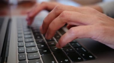 Dizüstü bilgisayardaki klavyede mesaj yazan kadınların ellerini kapat.