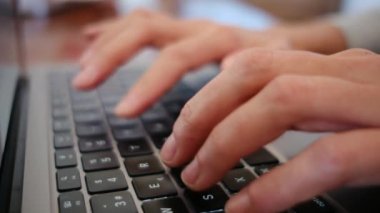 Dizüstü bilgisayardaki klavyede mesaj yazan kadınların ellerini kapat.