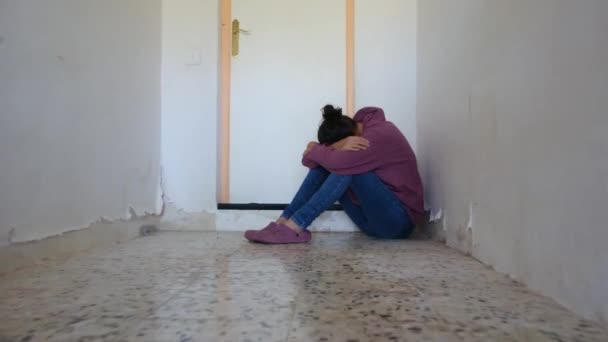 Наслідки Домашнього Насильства Жорстокого Поводження Показують Жінку Кутку Плаче Сльози — стокове відео